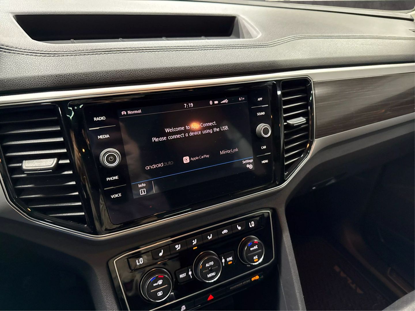 2018 Volkswagen Atlas - Image 24