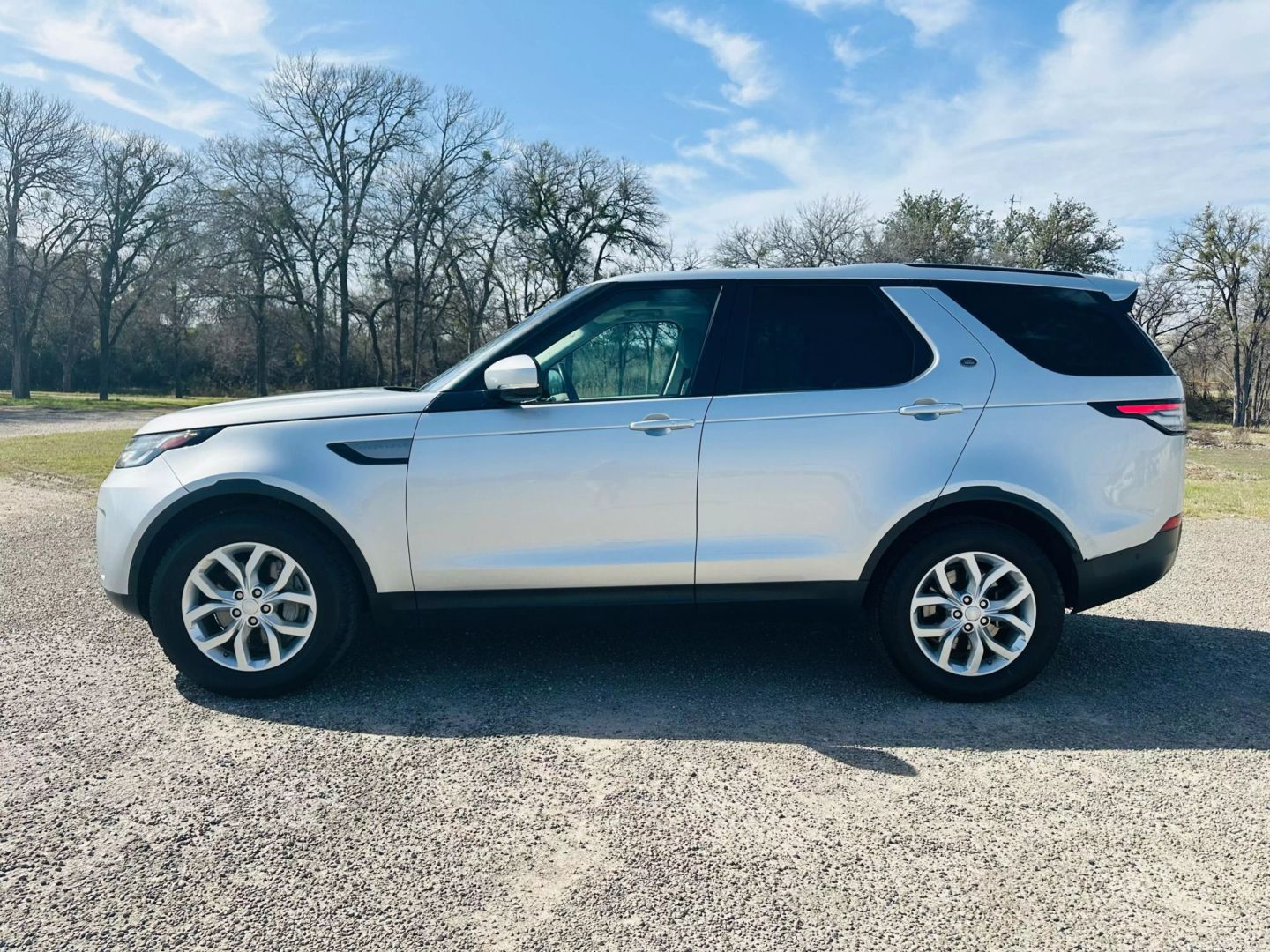 2020 Land Rover Discovery - Image 1