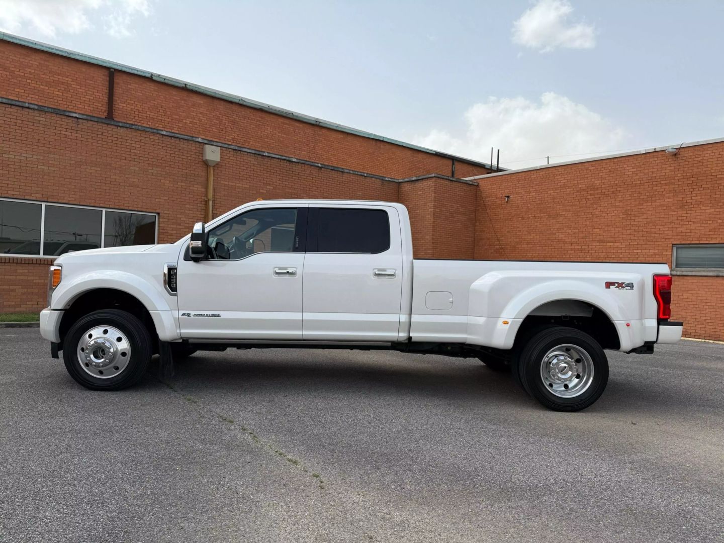 2018 Ford F450 Super Duty Crew Cab - Image 4