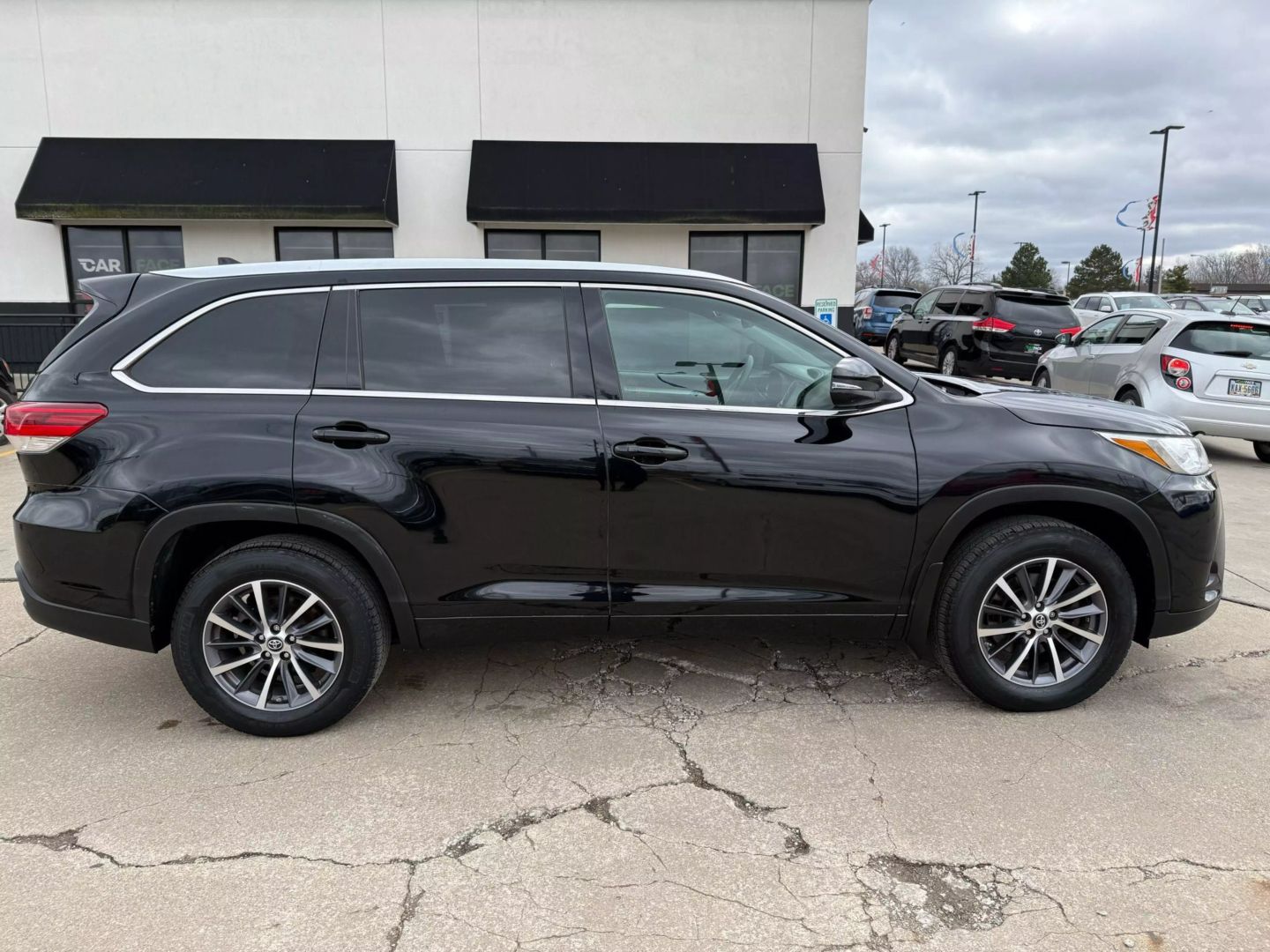 2017 Toyota Highlander - Image 16