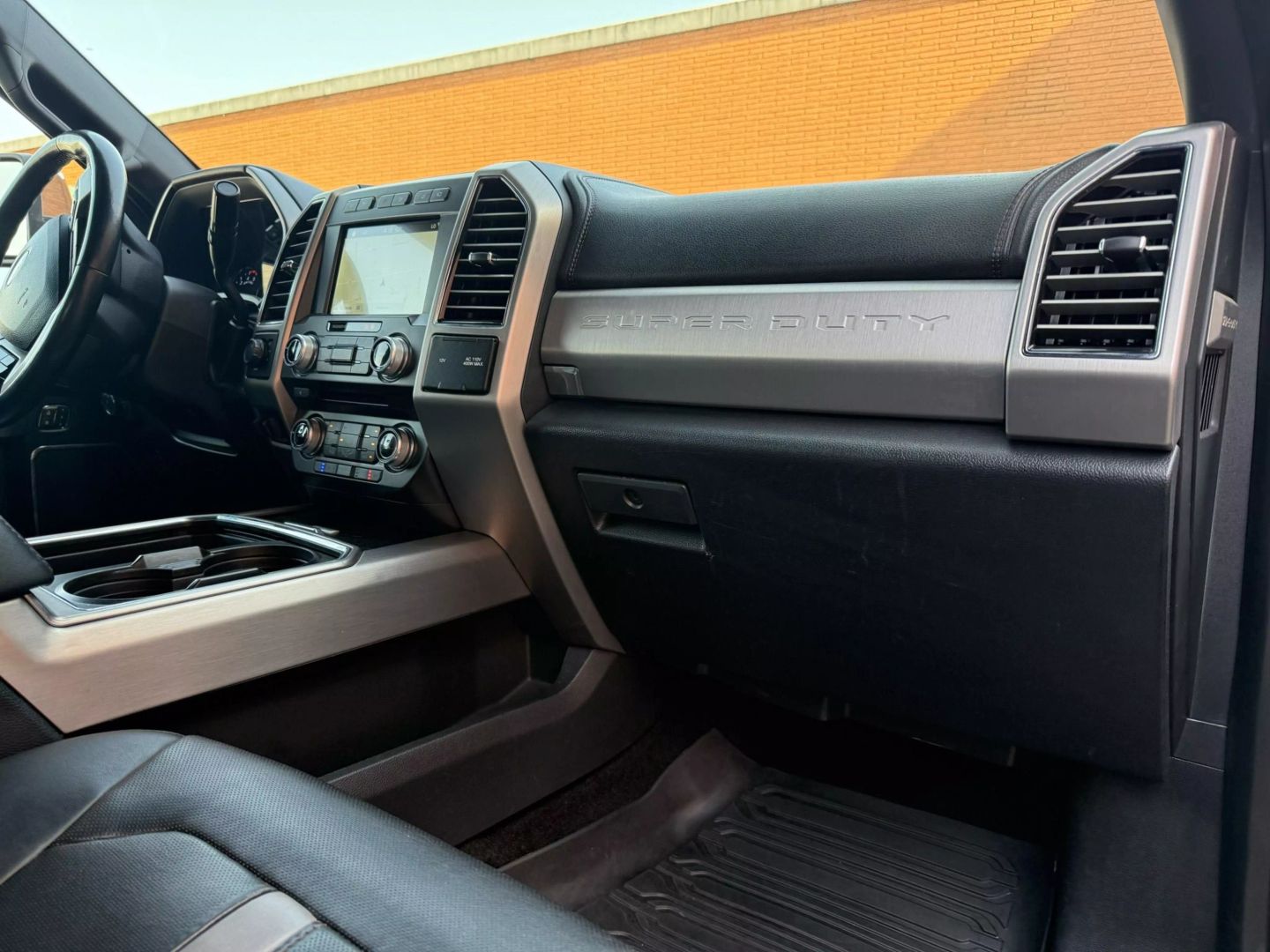 2018 Ford F450 Super Duty Crew Cab - Image 23