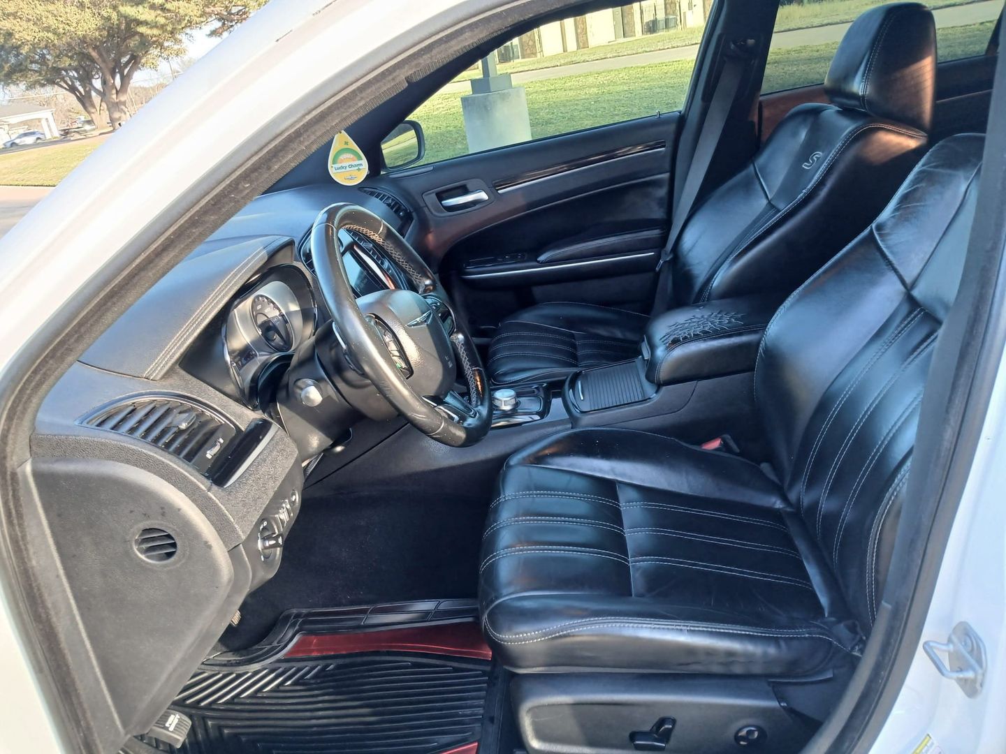 2019 Chrysler 300 - Image 10