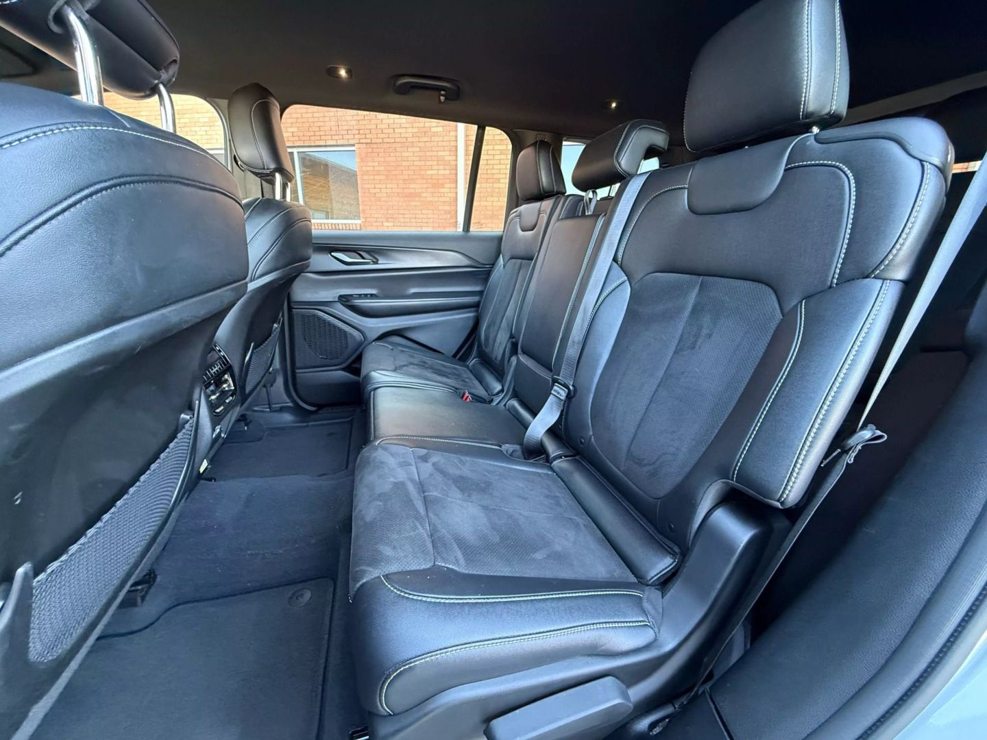 2023 Jeep Grand Cherokee L - Image 12