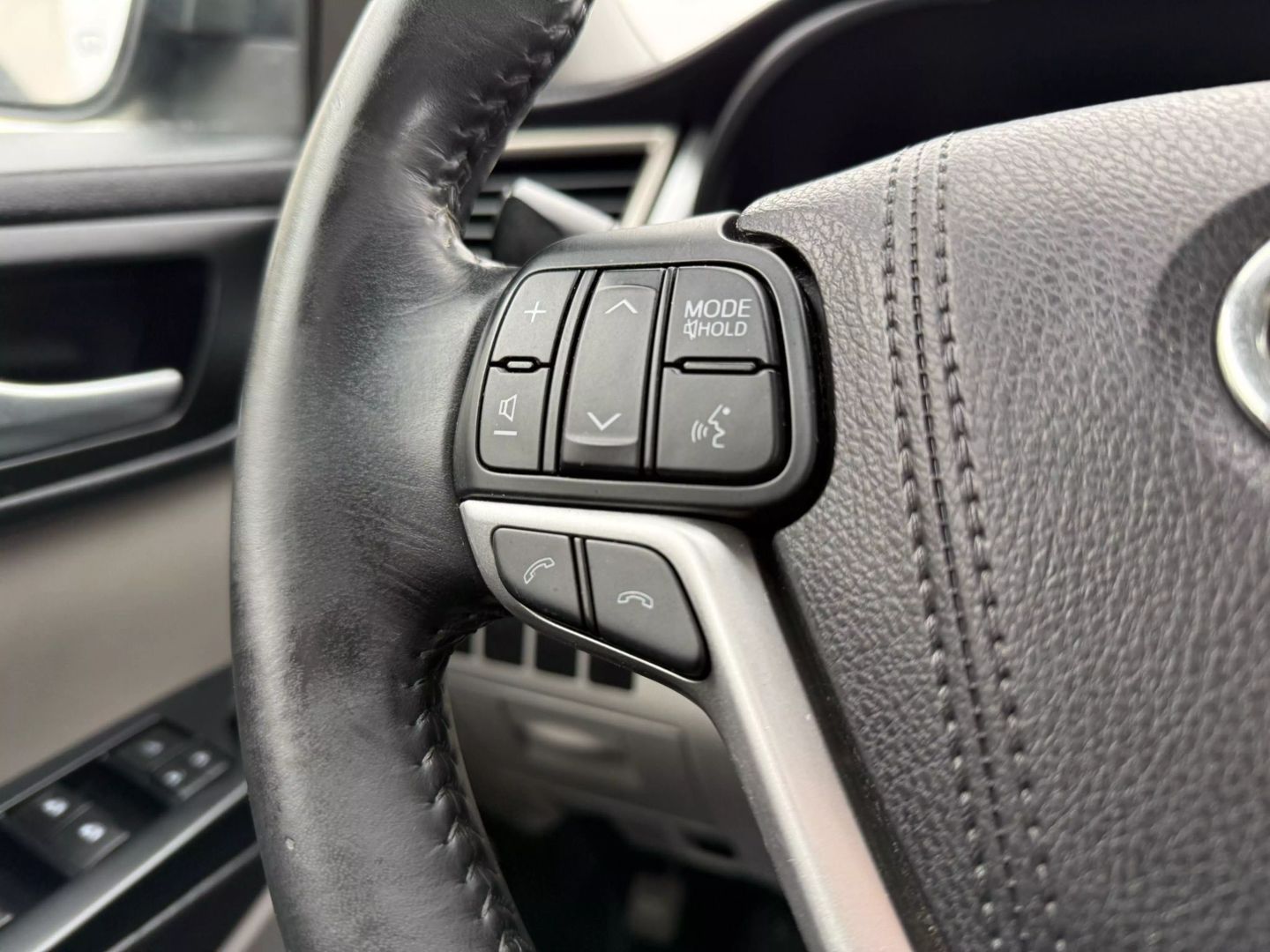 2017 Toyota Highlander - Image 32