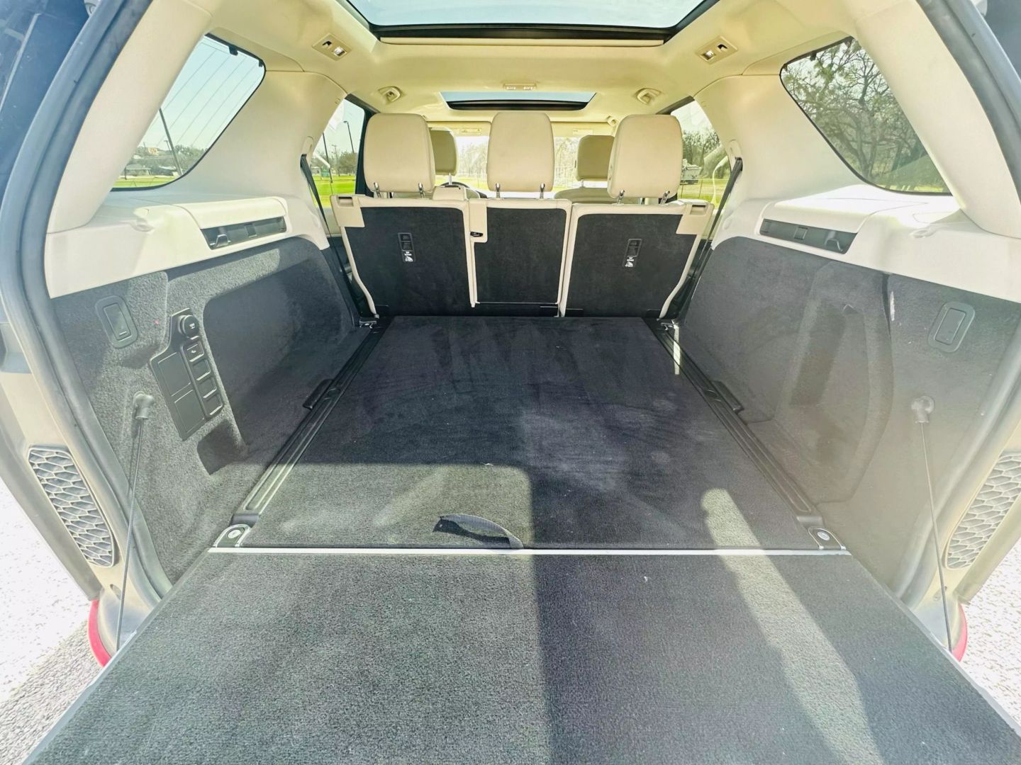 2020 Land Rover Discovery - Image 11