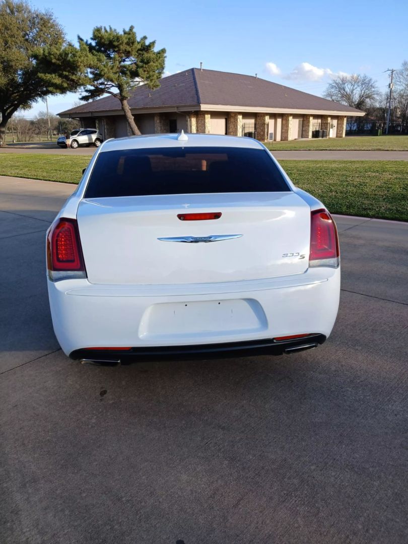 2019 Chrysler 300 - Image 13