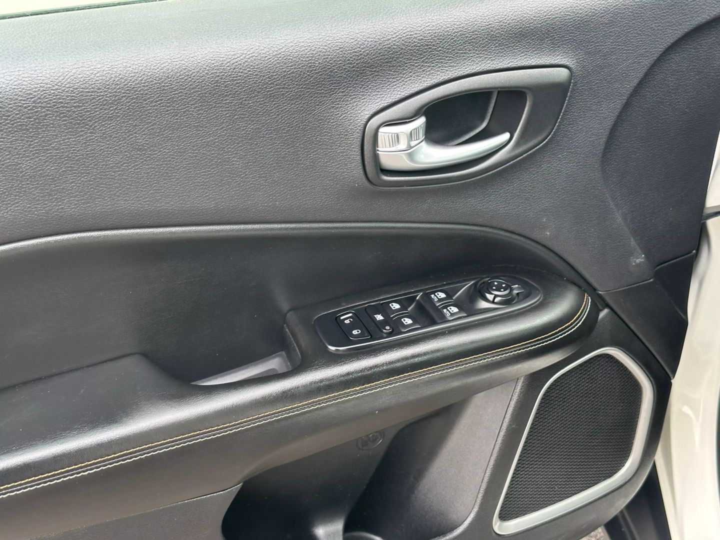 2019 Jeep Compass - Image 12