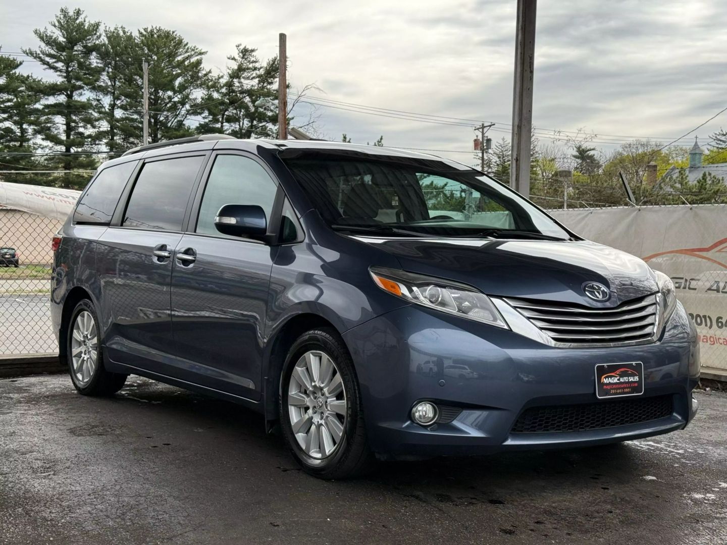 2017 Toyota Sienna - Image 6