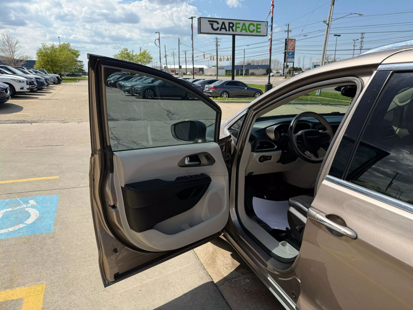2017 Chrysler Pacifica - Image 17