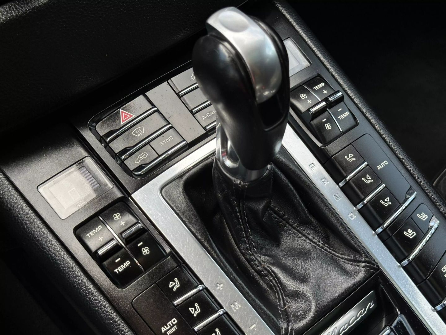 2017 Porsche Macan - Image 38