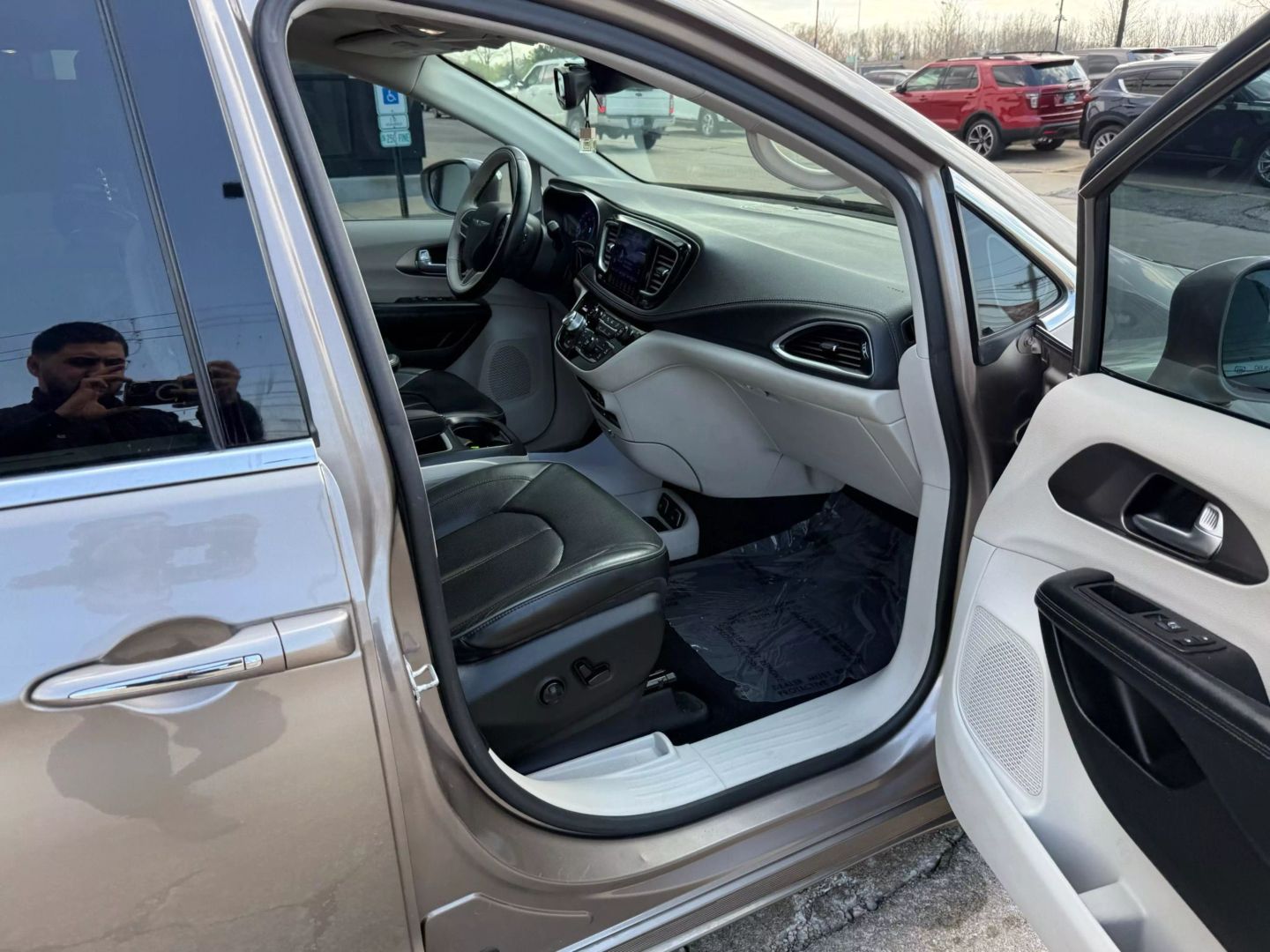 2017 Chrysler Pacifica - Image 31