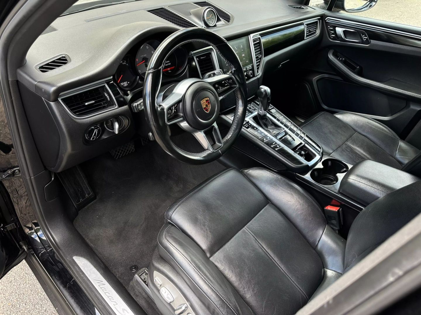 2017 Porsche Macan - Image 13