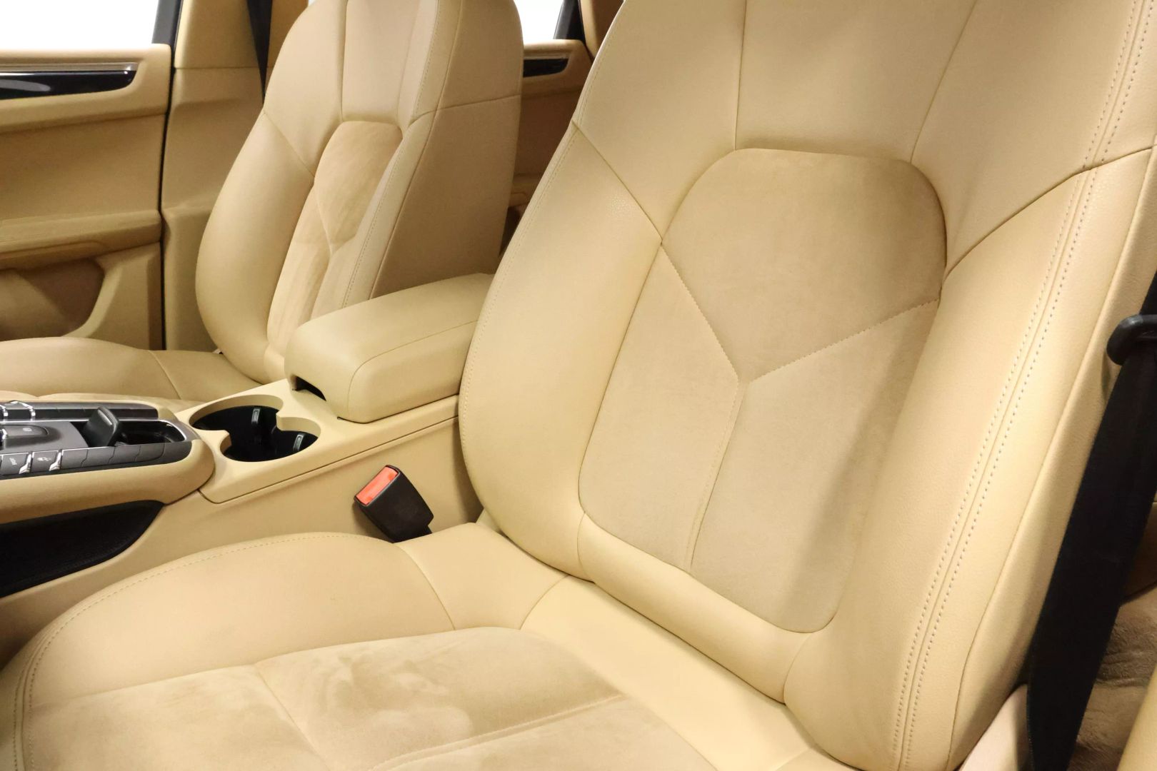 2016 Porsche Macan - Image 19