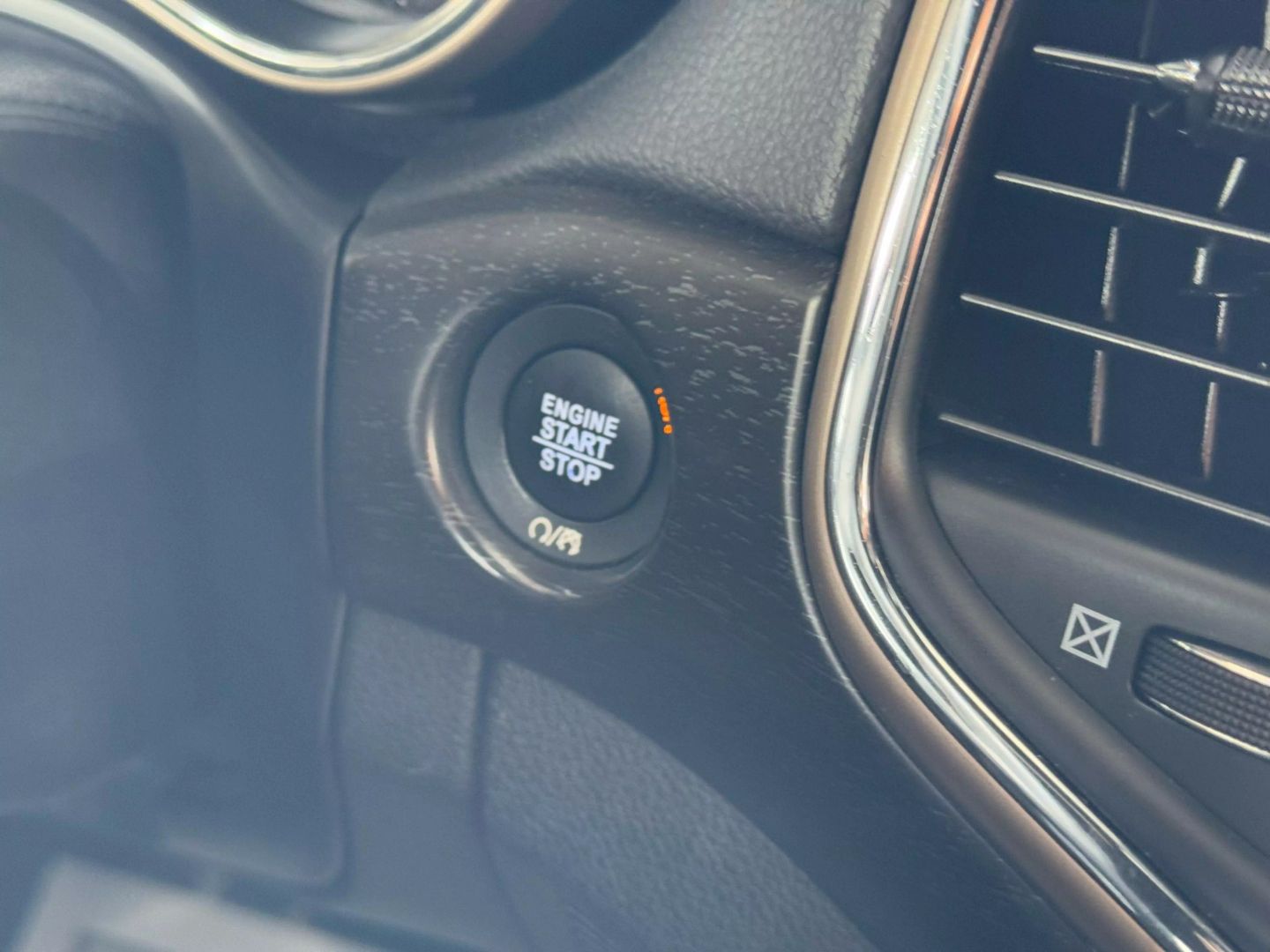 2017 Jeep Grand Cherokee - Image 29
