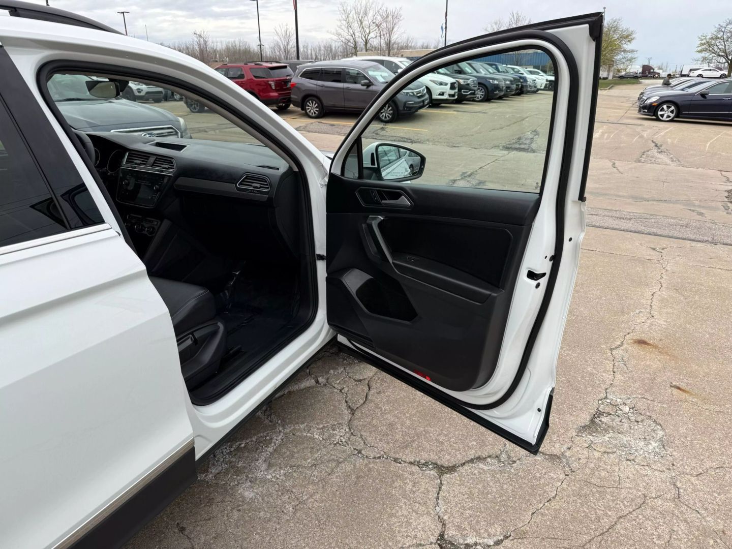 2021 Volkswagen Tiguan - Image 23