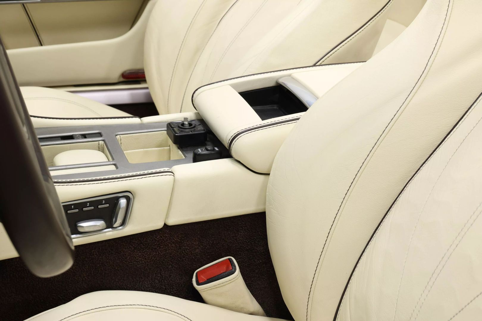 2012 Aston Martin Virage - Image 17