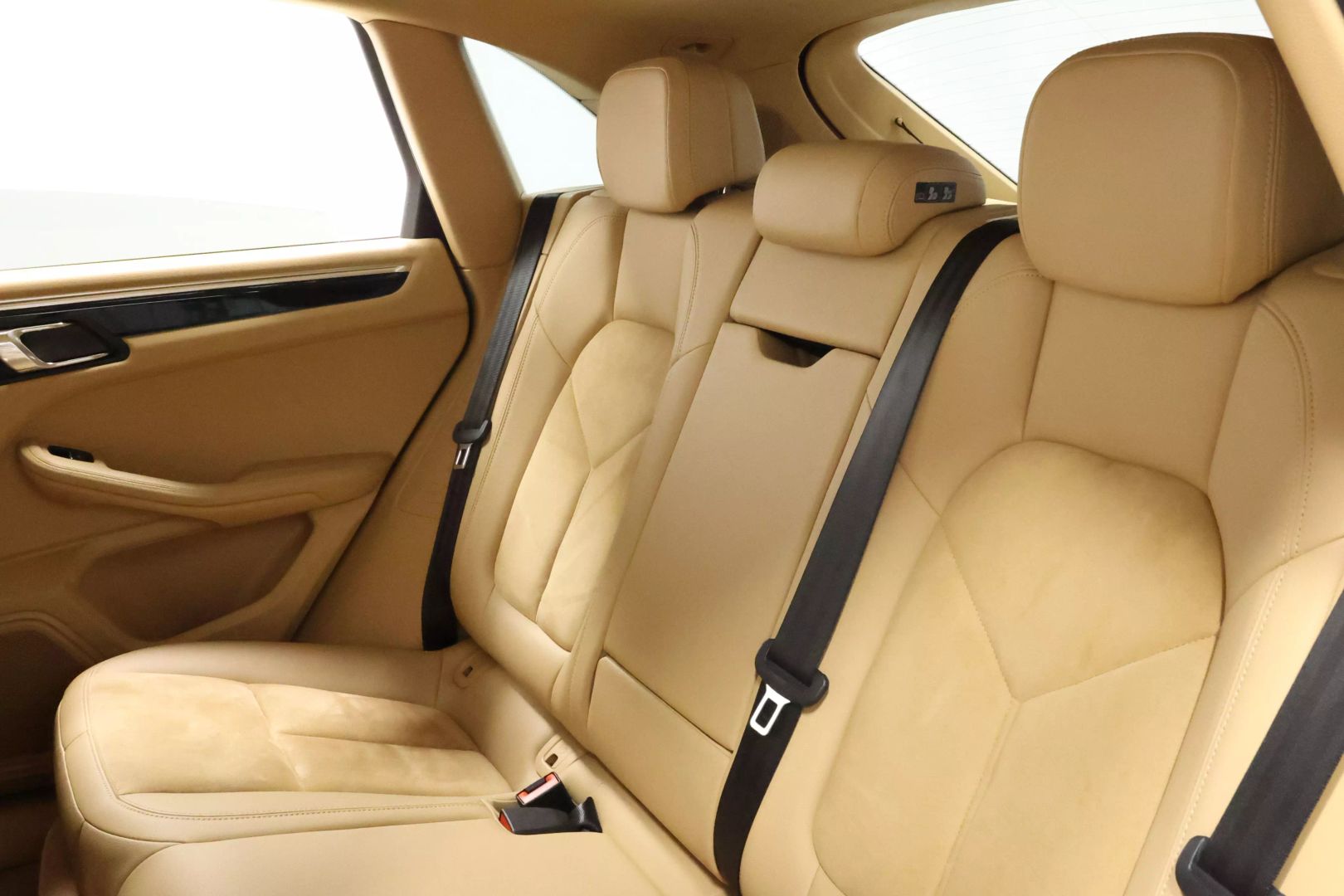 2016 Porsche Macan - Image 46