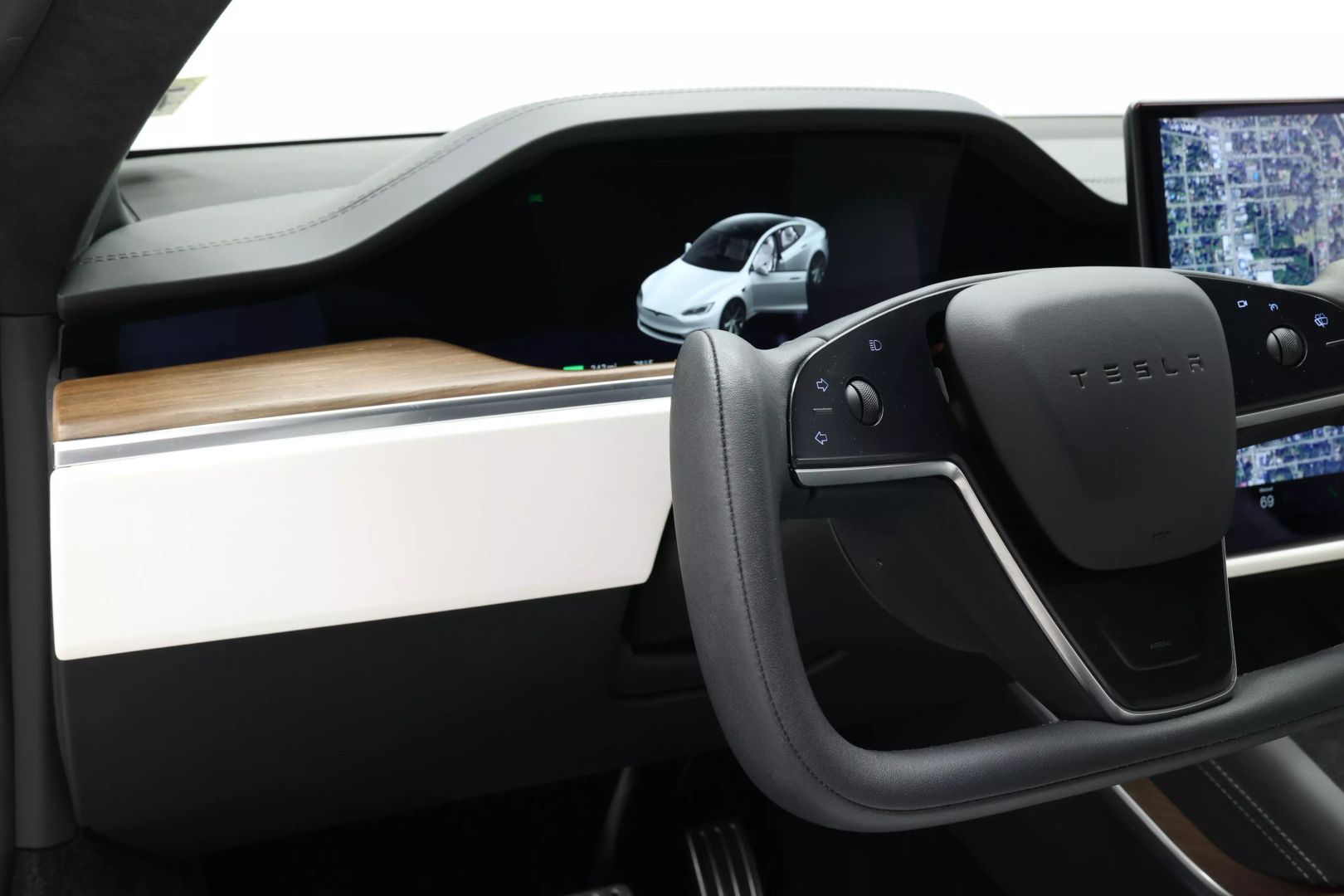 2022 Tesla Model S - Image 17