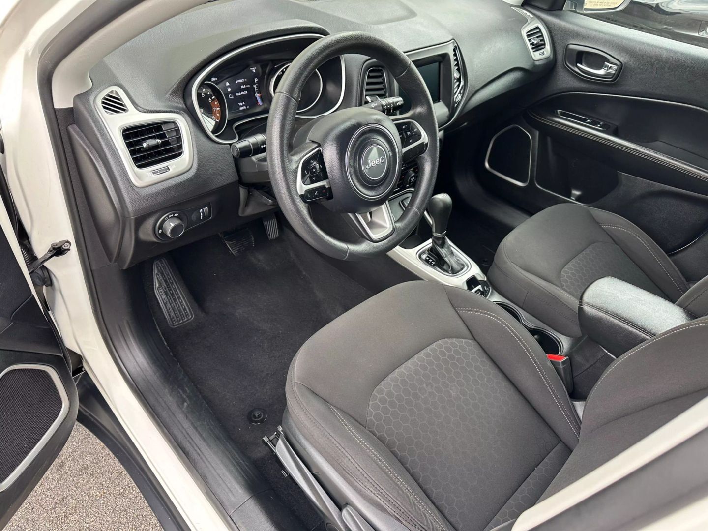 2019 Jeep Compass - Image 13