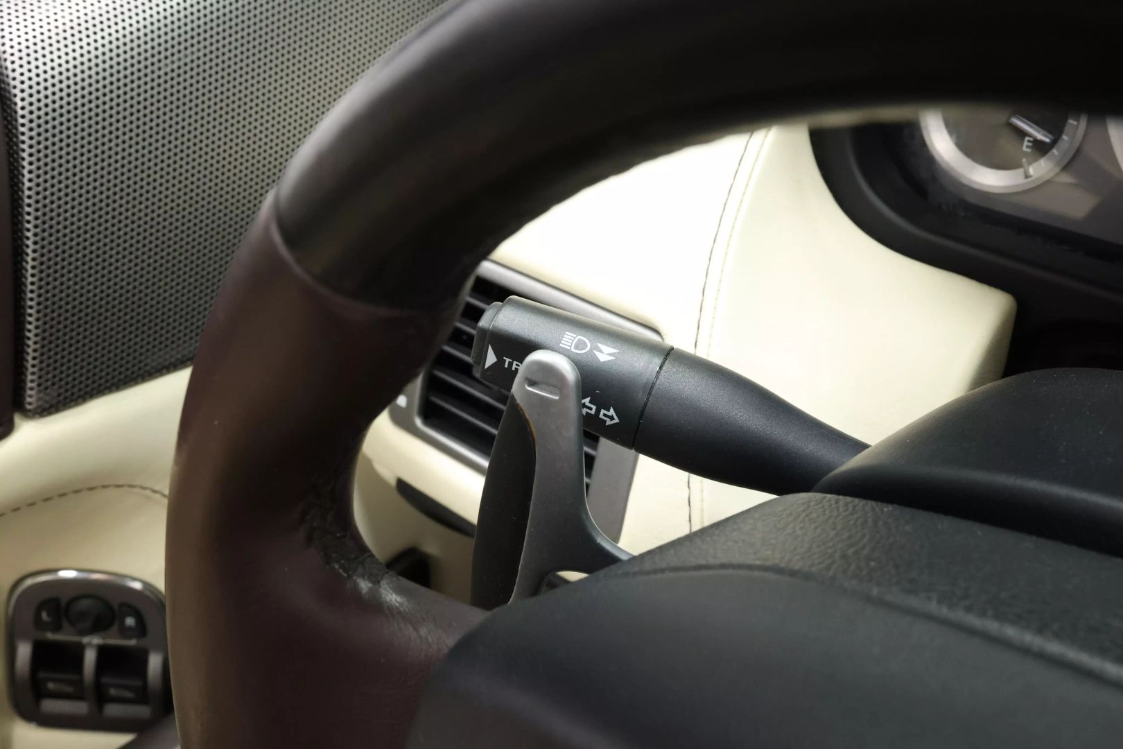 2012 Aston Martin Virage - Image 23