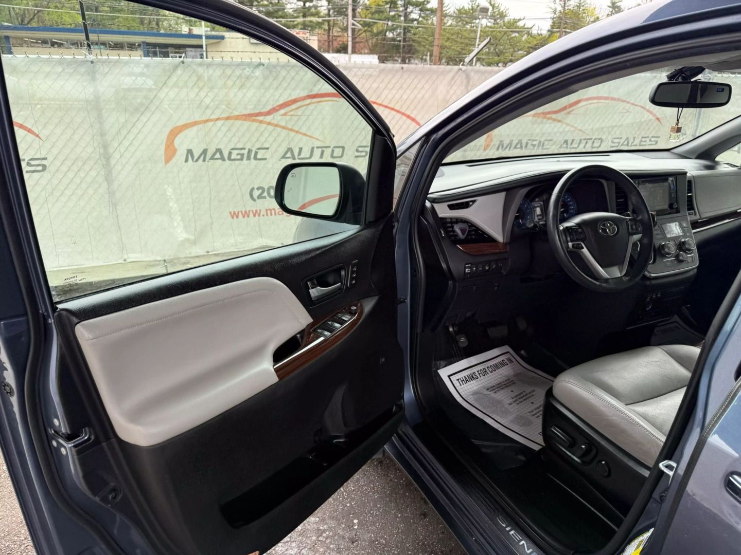 2017 Toyota Sienna - Image 14
