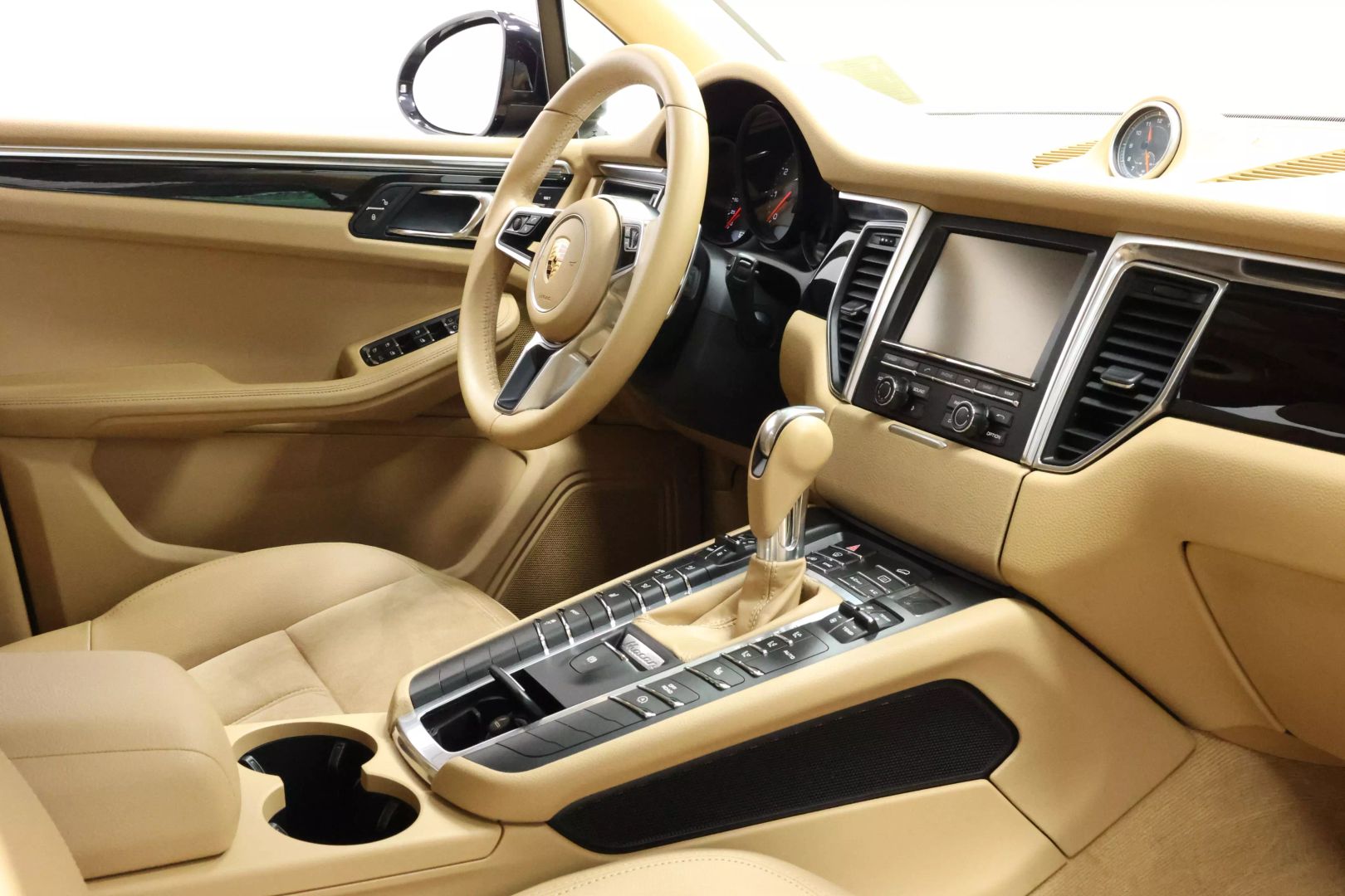 2016 Porsche Macan - Image 84