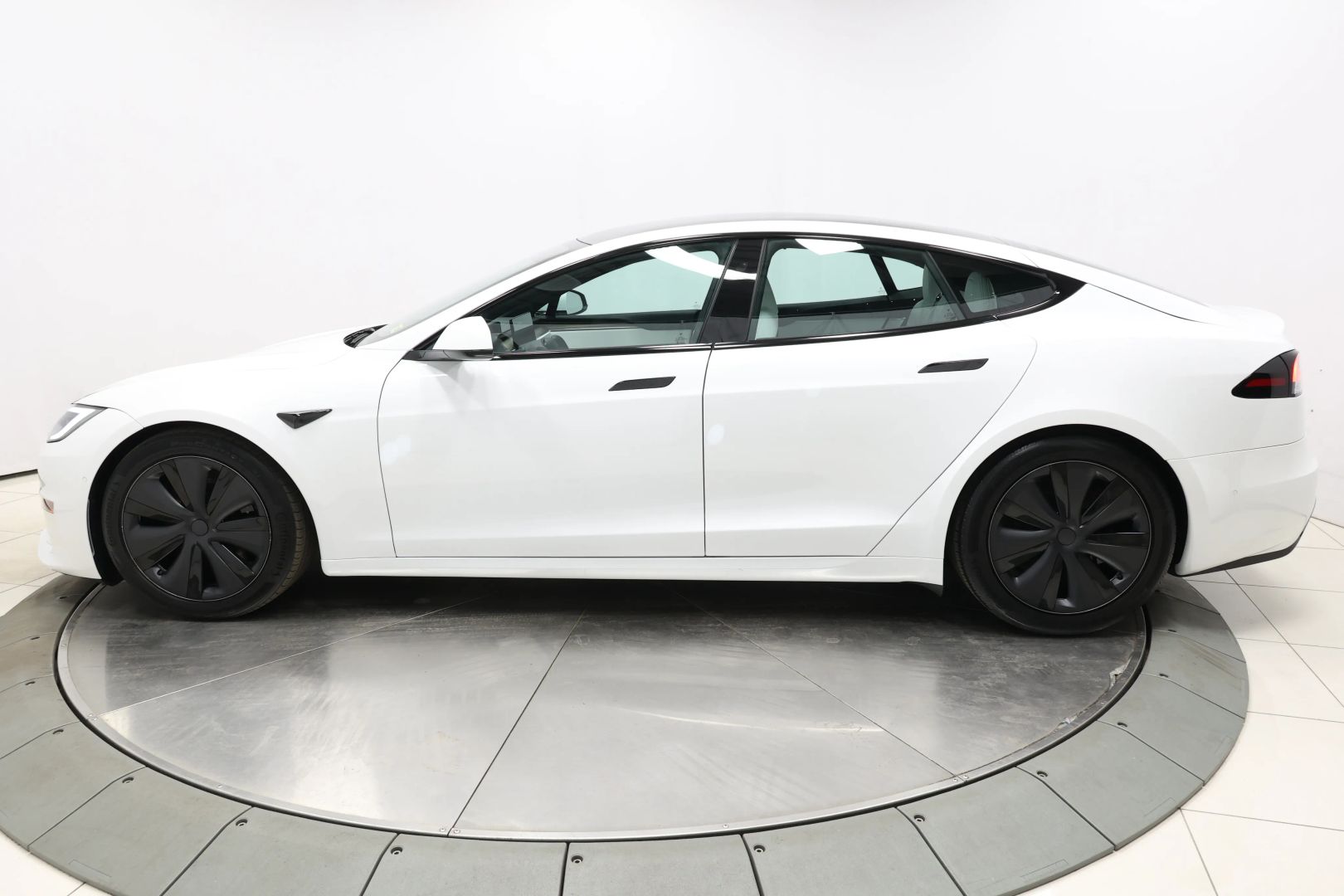 2022 Tesla Model S - Image 6