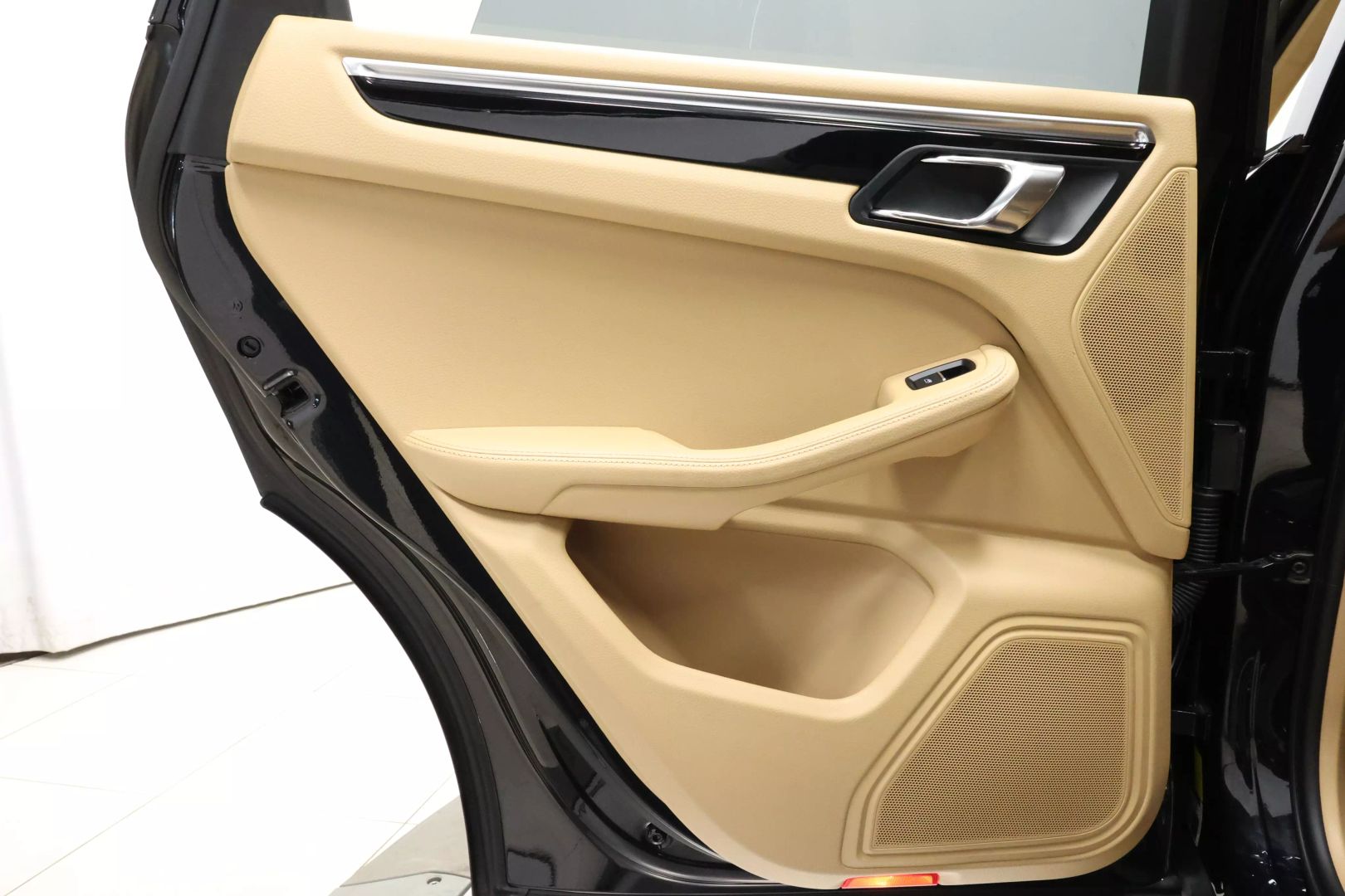 2016 Porsche Macan - Image 42