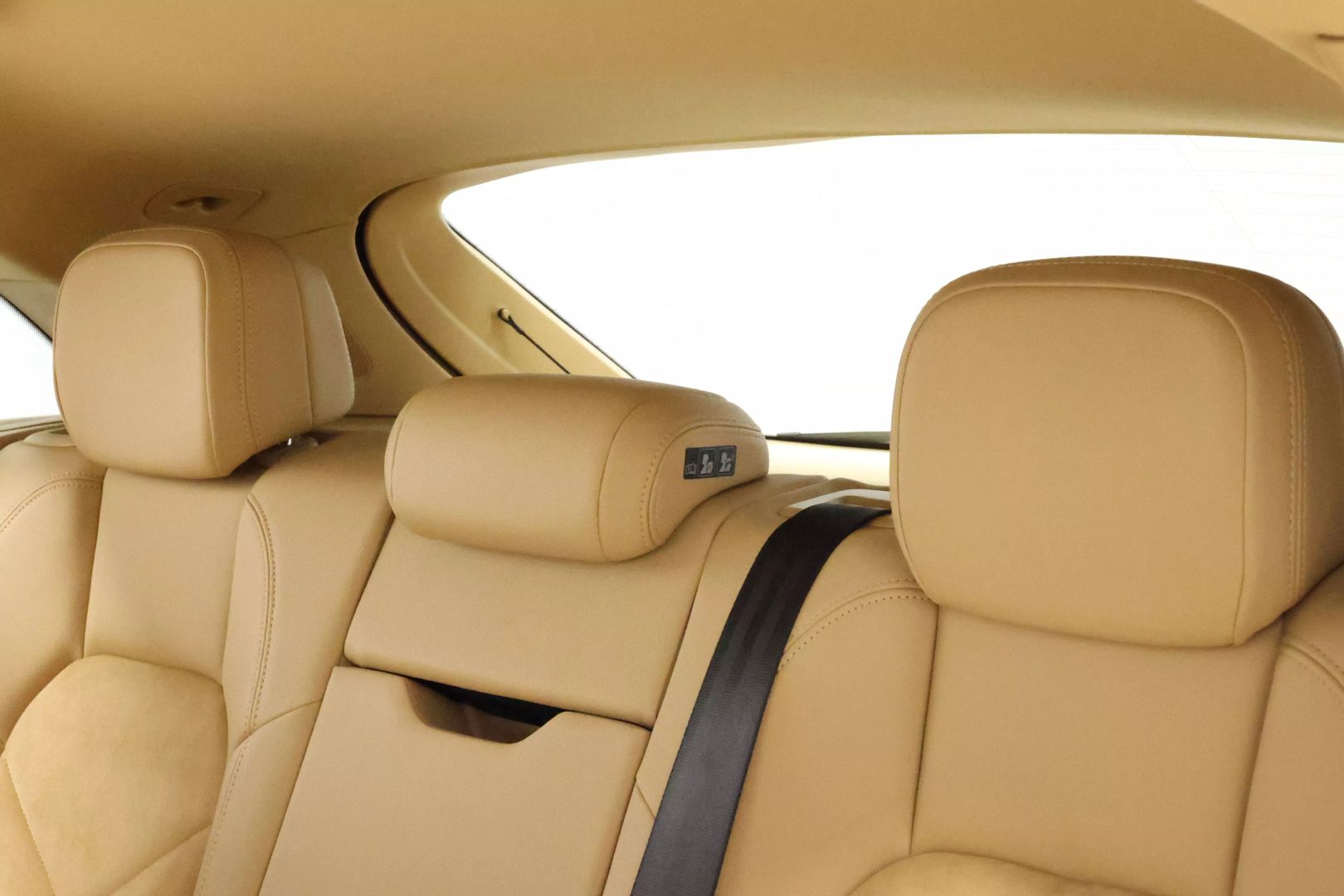 2016 Porsche Macan - Image 48