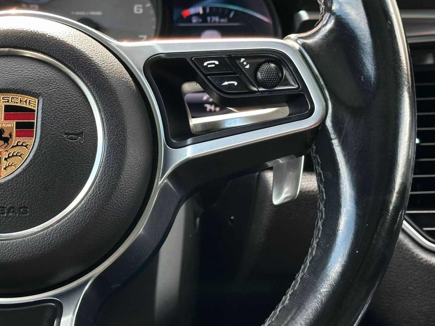 2017 Porsche Macan - Image 30