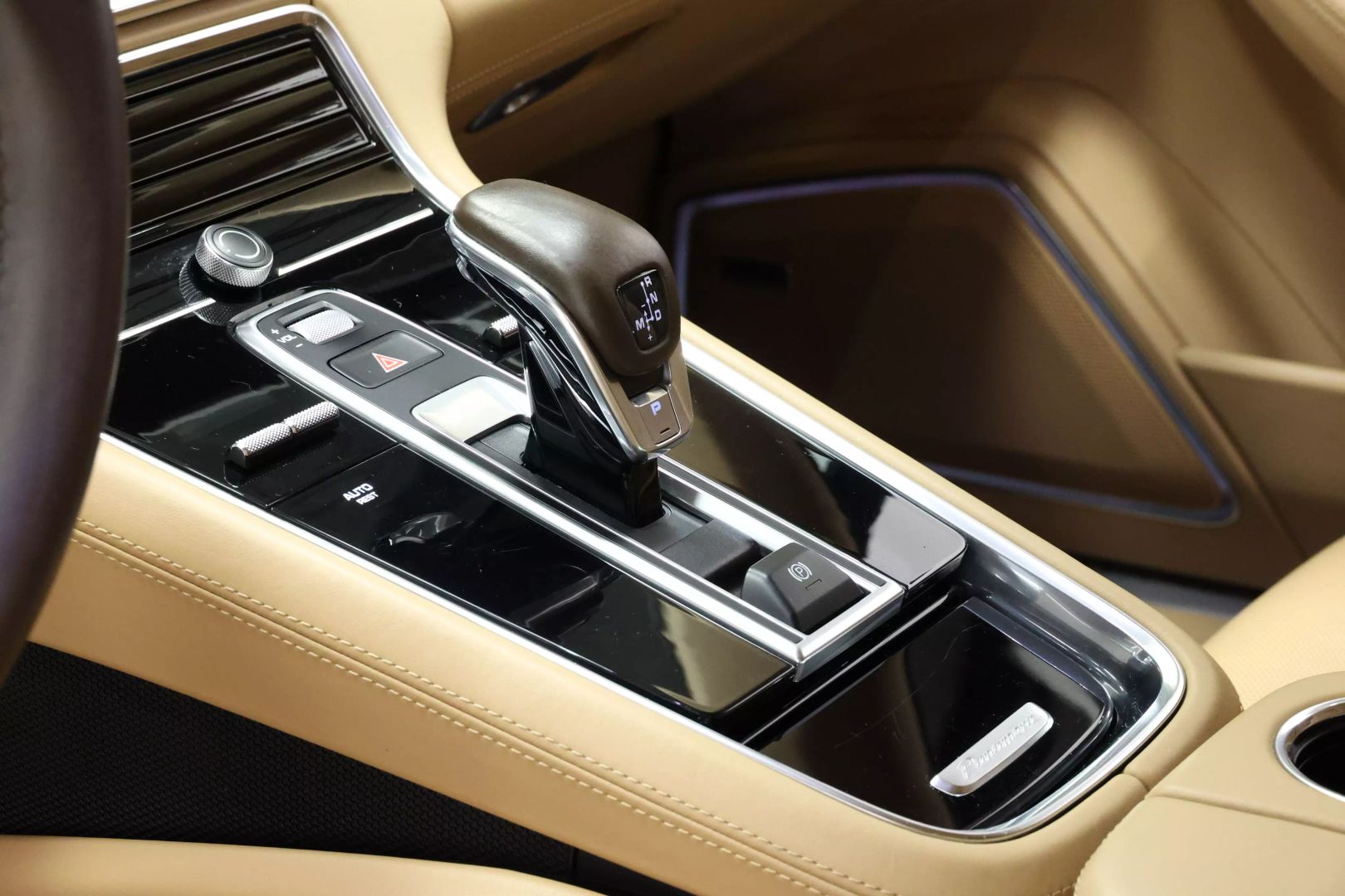 2017 Porsche Panamera - Image 44