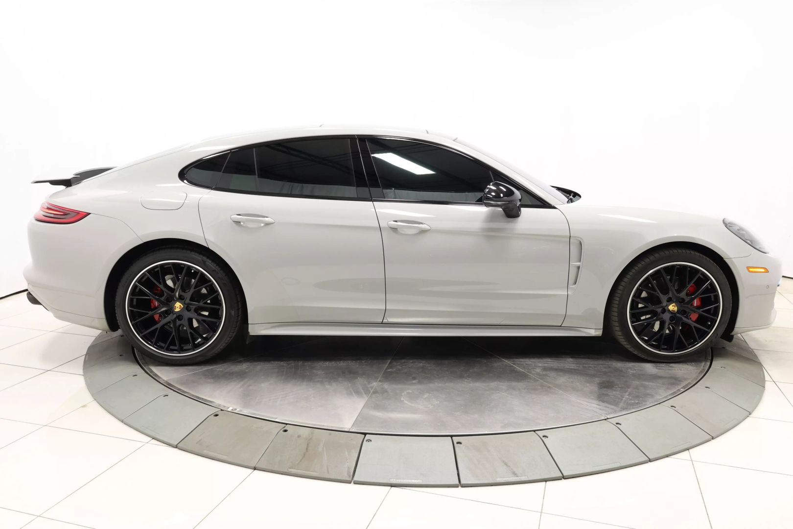 2017 Porsche Panamera - Image 78
