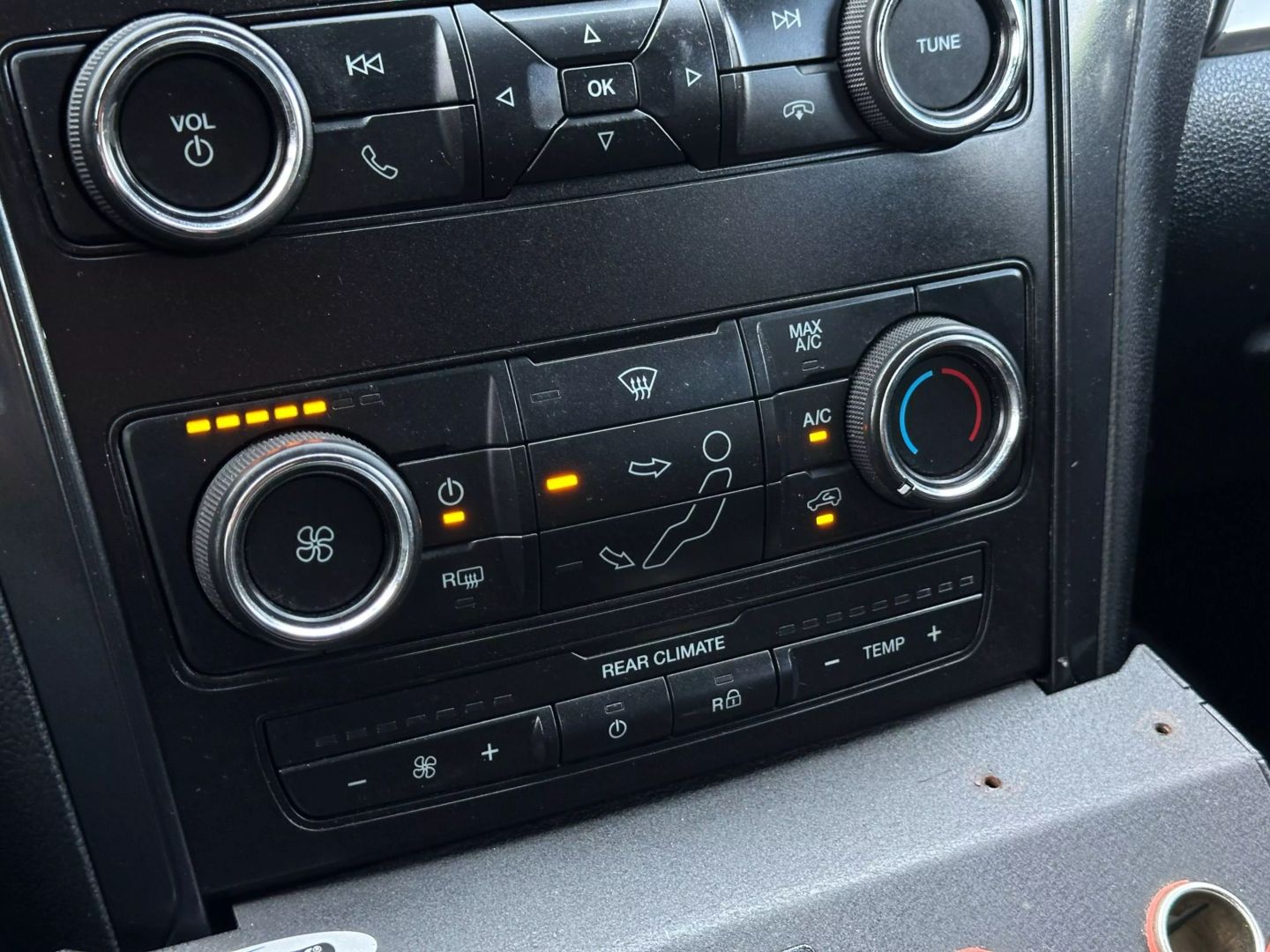2019 Ford Explorer - Image 30