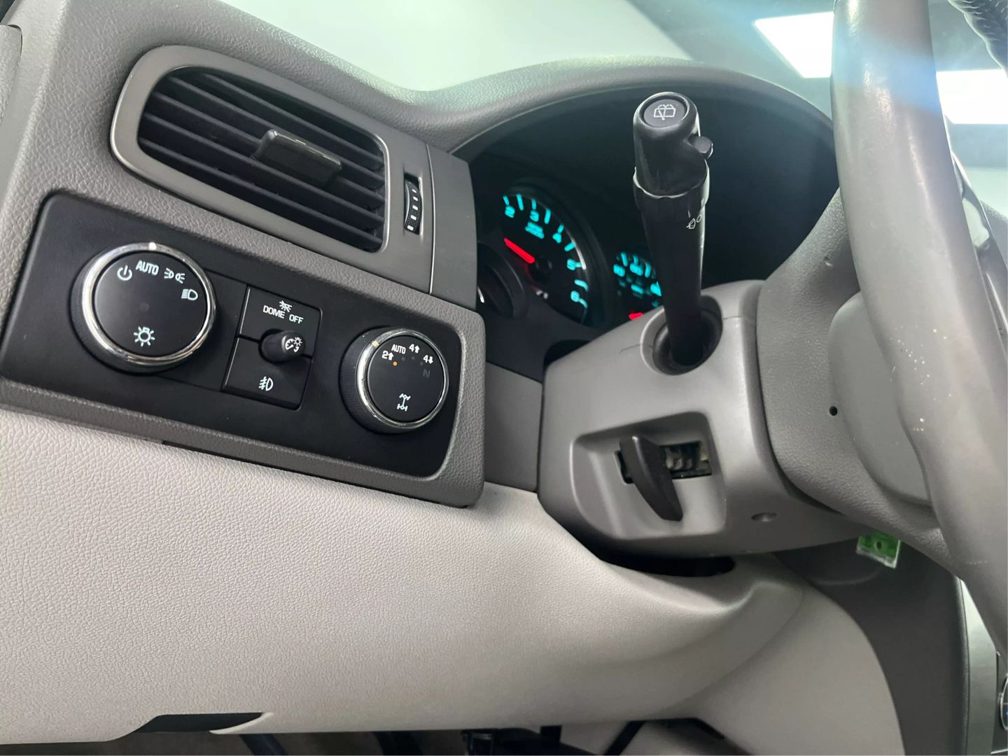 2009 Chevrolet Suburban 1500 - Image 19