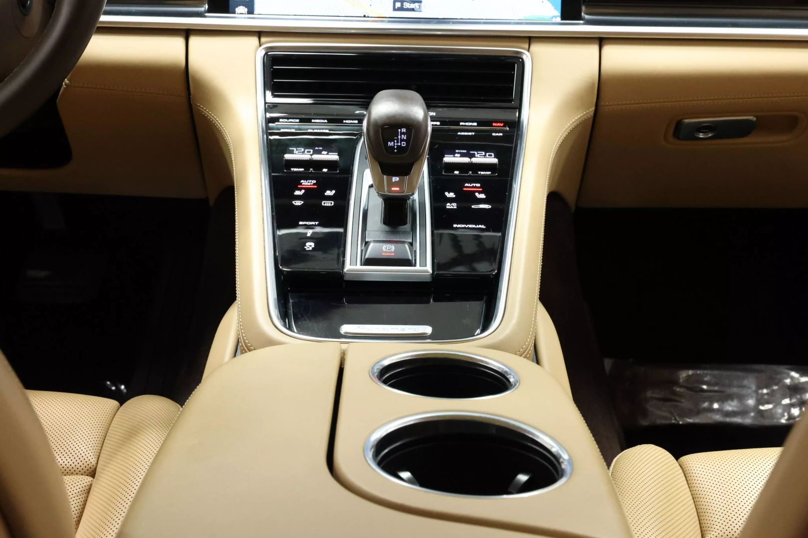 2017 Porsche Panamera - Image 36
