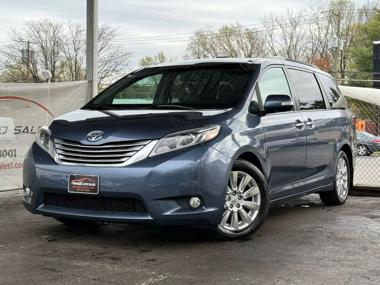 2017 Toyota Sienna - Image 1