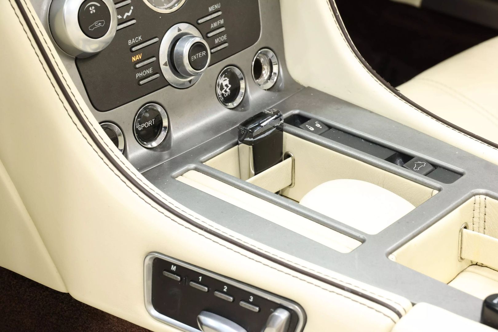 2012 Aston Martin Virage - Image 34