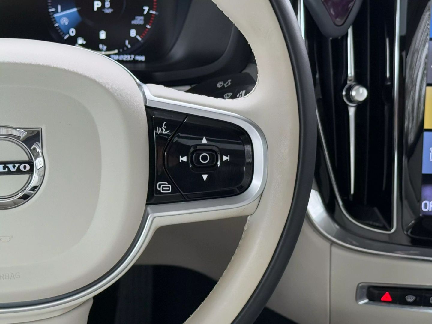 2022 Volvo S60 - Image 37
