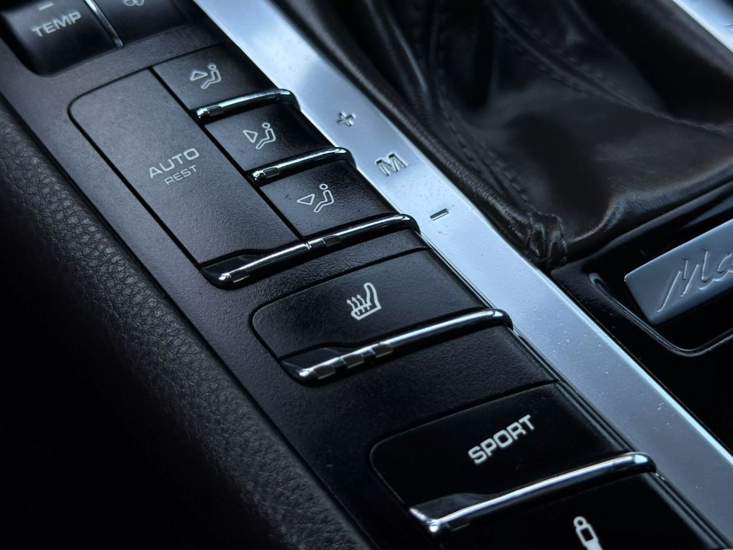 2015 Porsche Macan - Image 32