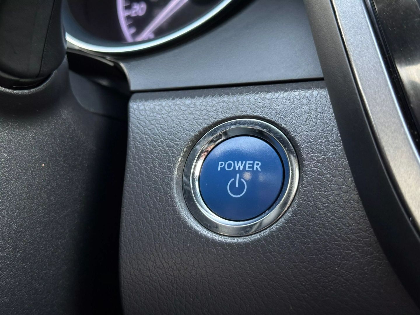 2020 Toyota Camry Hybrid - Image 30