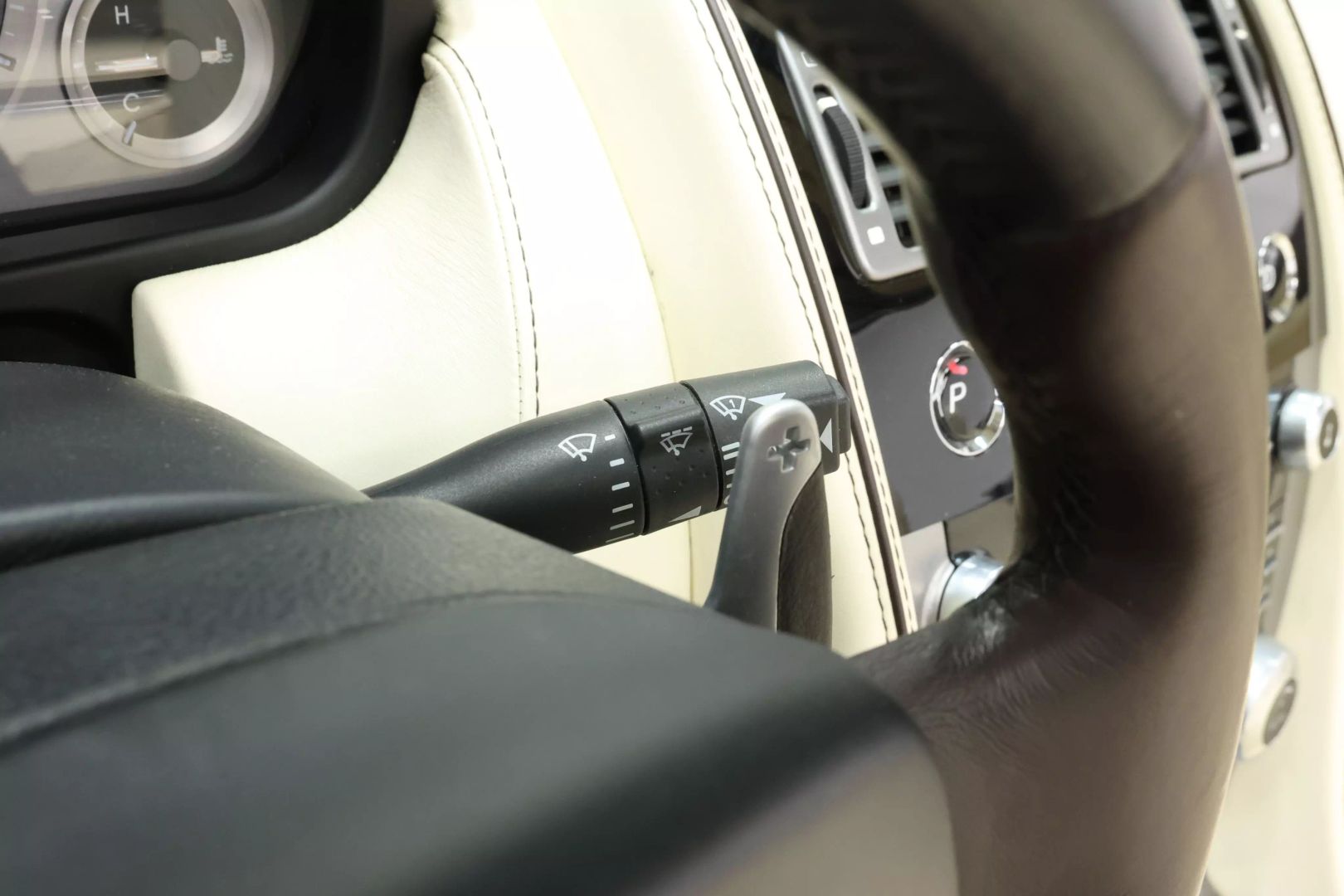 2012 Aston Martin Virage - Image 26