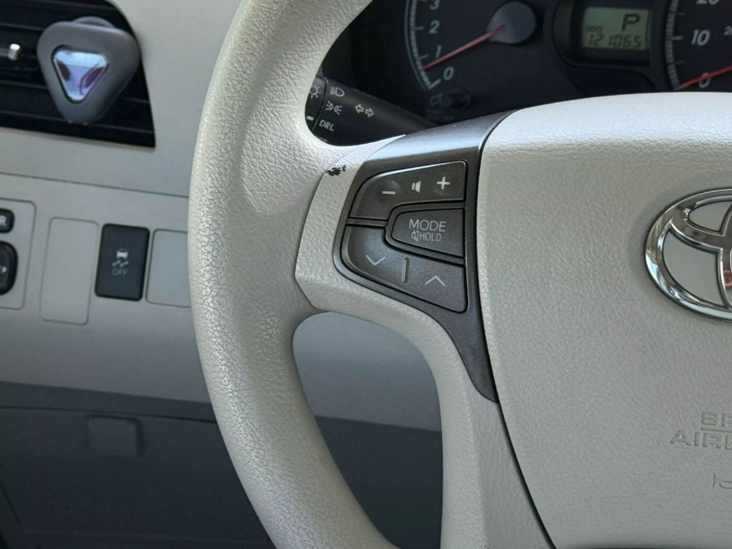 2013 Toyota Sienna - Image 25