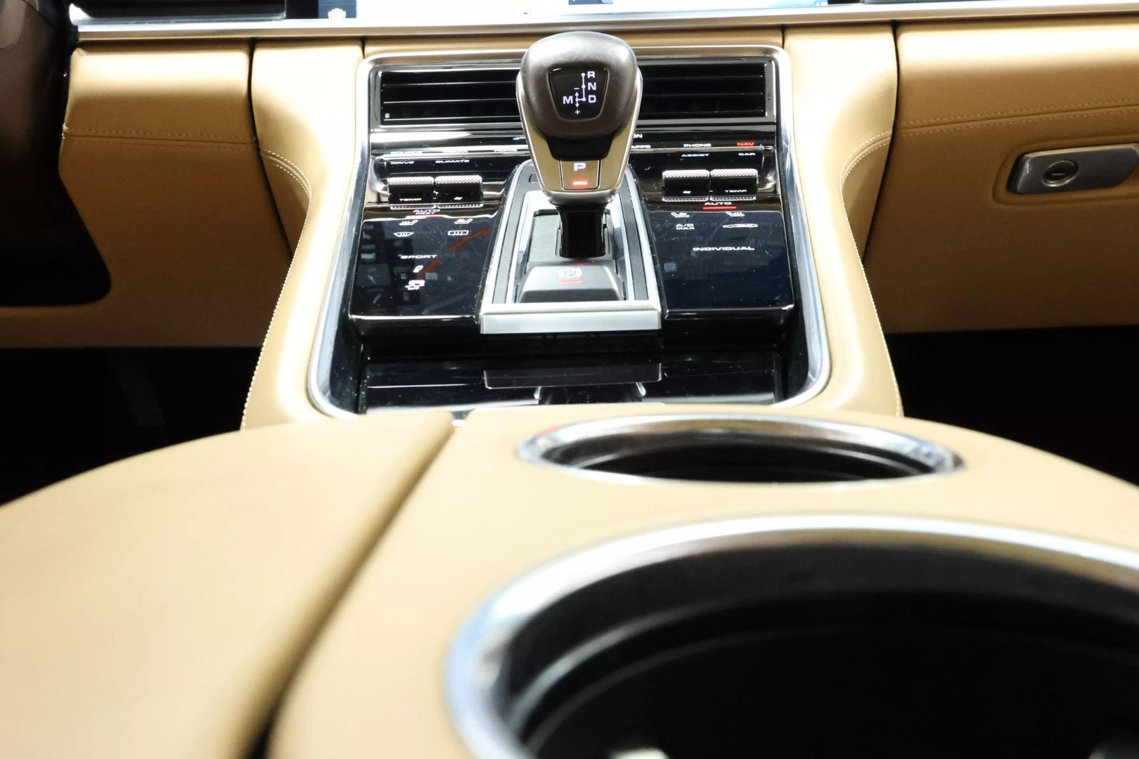 2017 Porsche Panamera - Image 40