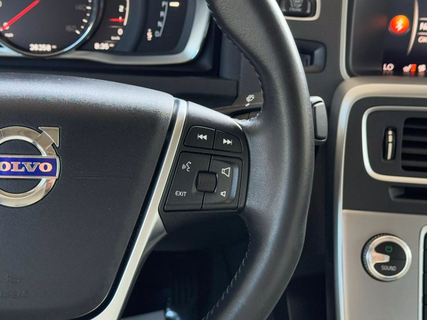 2017 Volvo S60 - Image 35