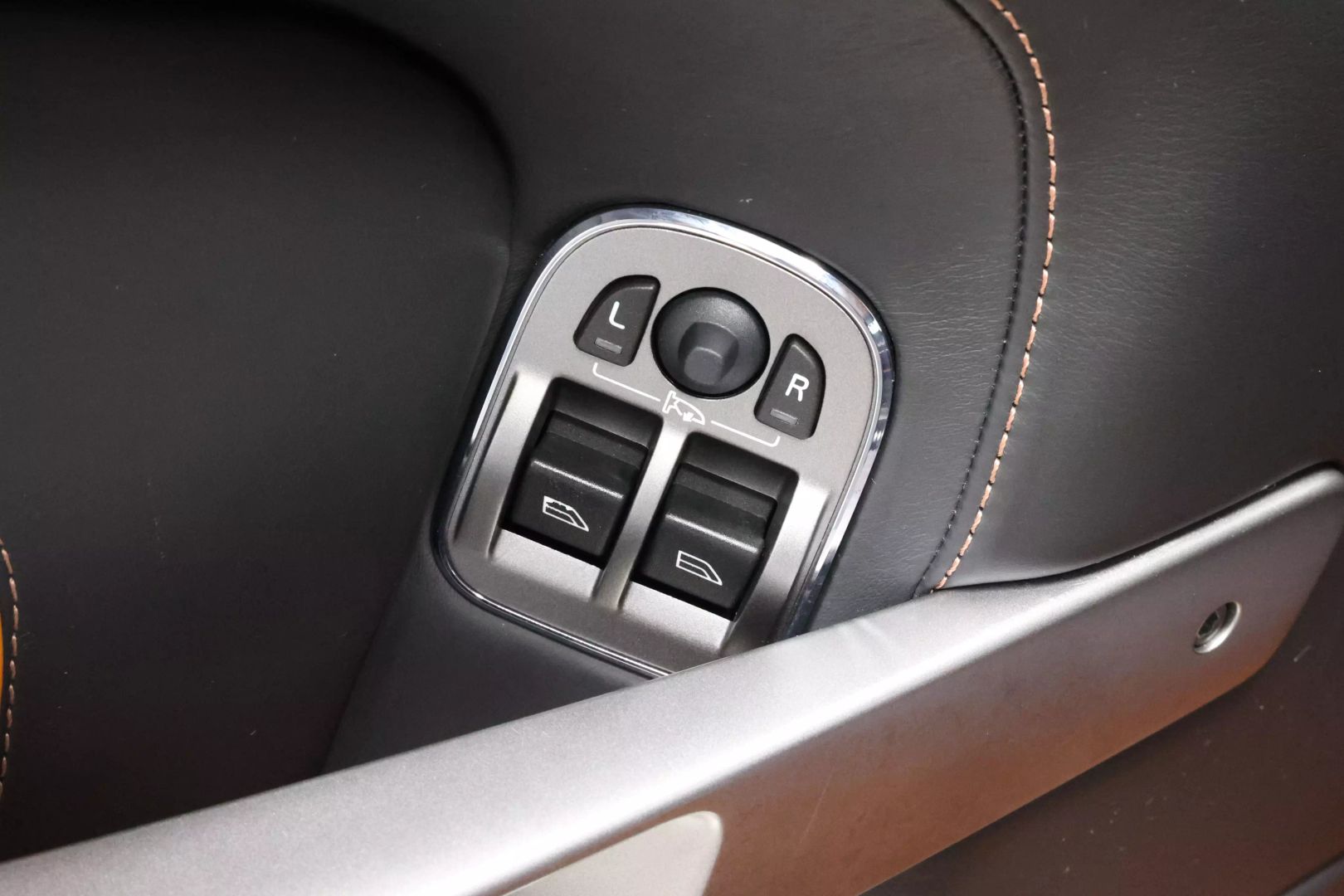 2012 Aston Martin Virage - Image 10