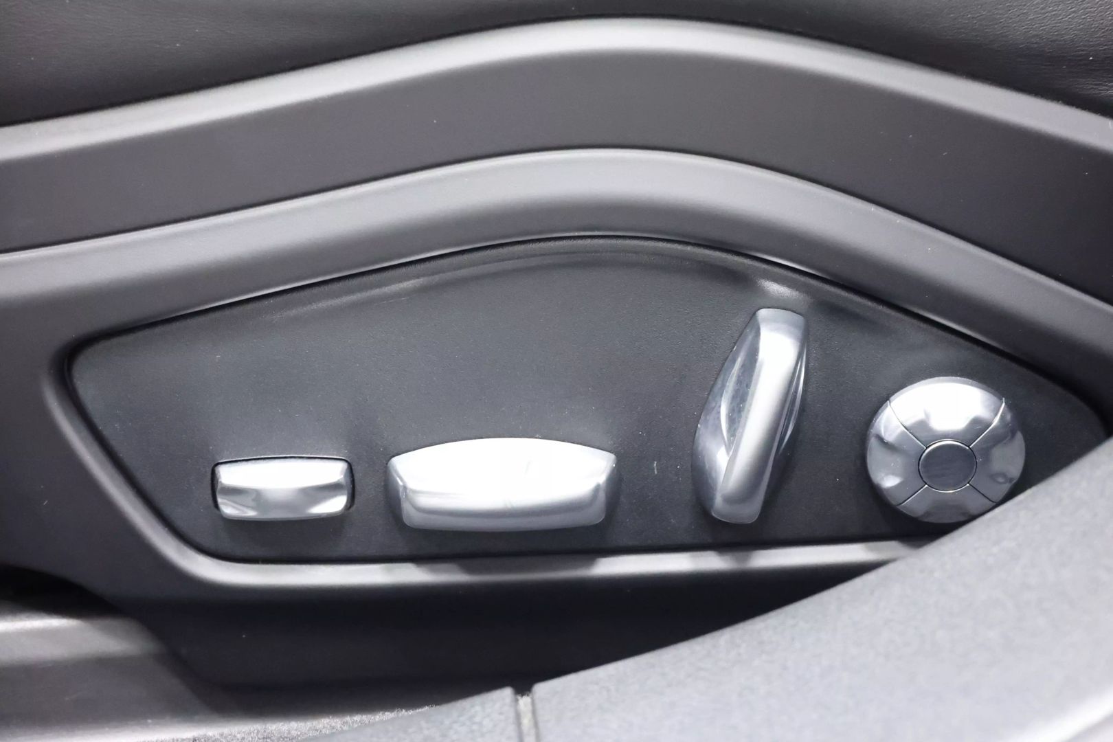 2017 Porsche Panamera - Image 15
