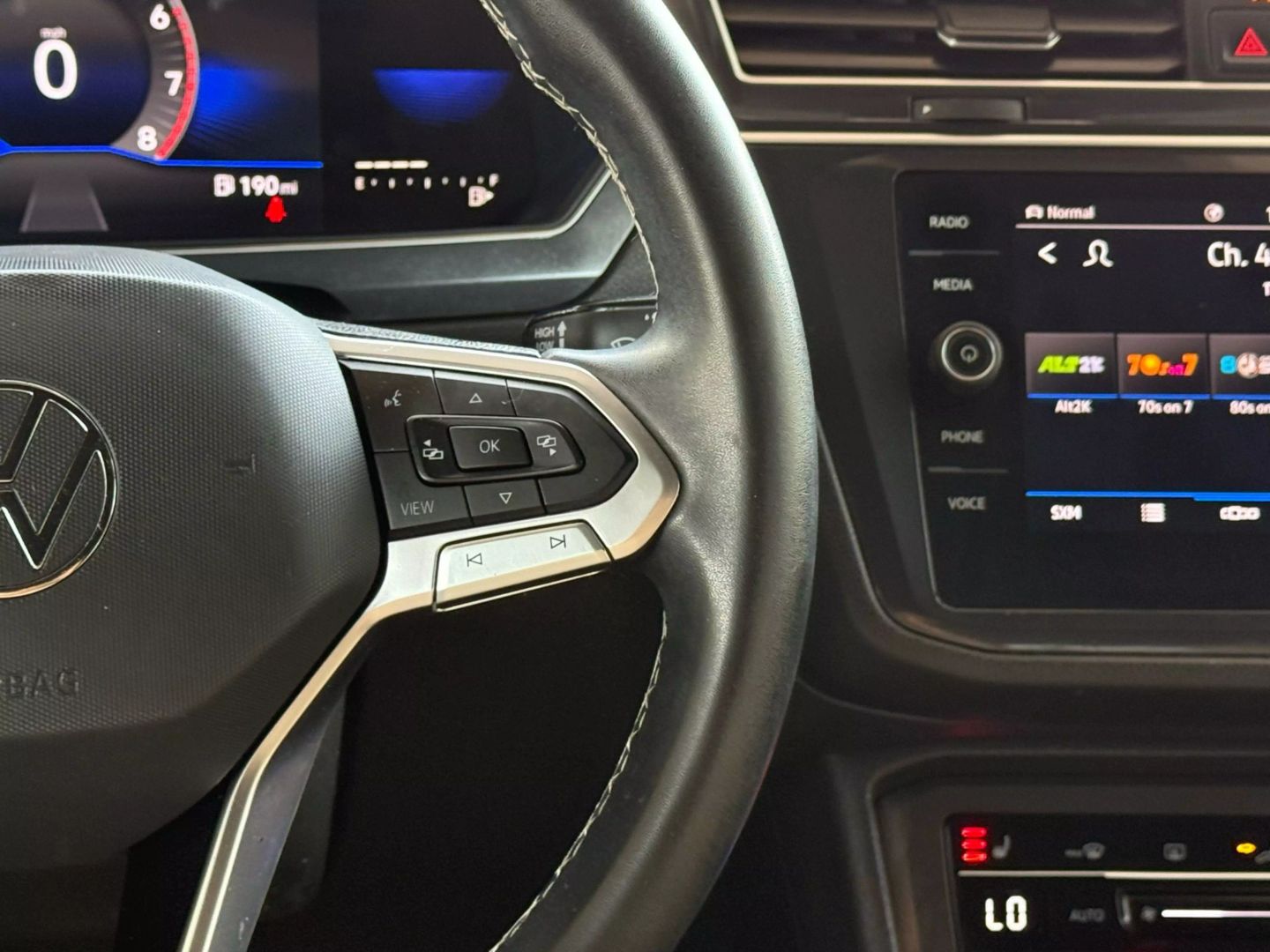 2022 Volkswagen Tiguan - Image 36