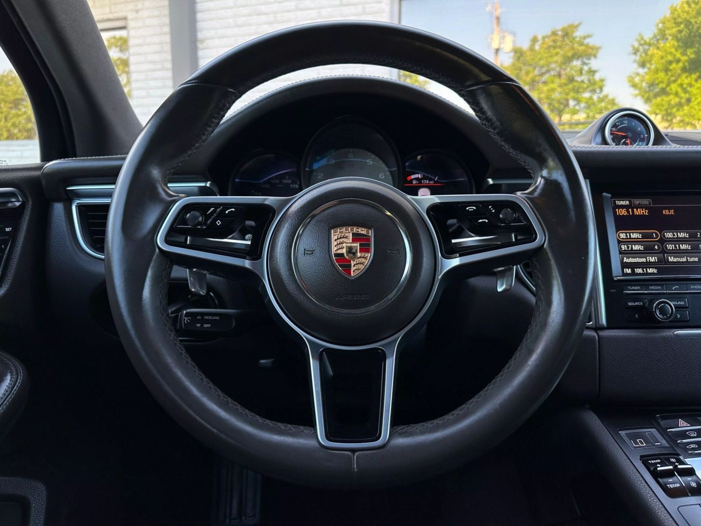 2015 Porsche Macan - Image 25