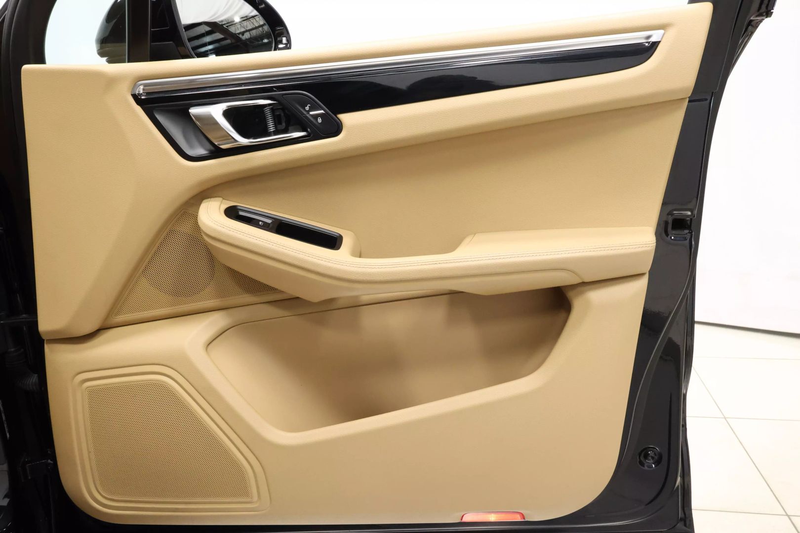 2016 Porsche Macan - Image 73