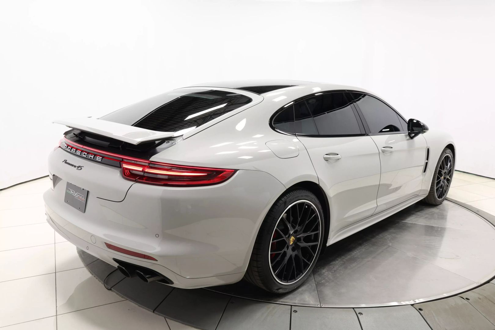 2017 Porsche Panamera - Image 77